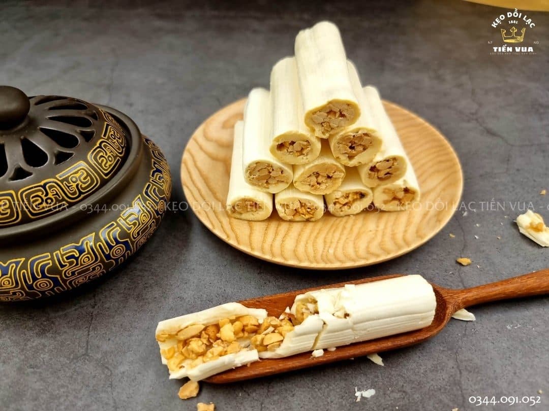 Kẹo dồi lạc thủ công bên ấm gốm cổ