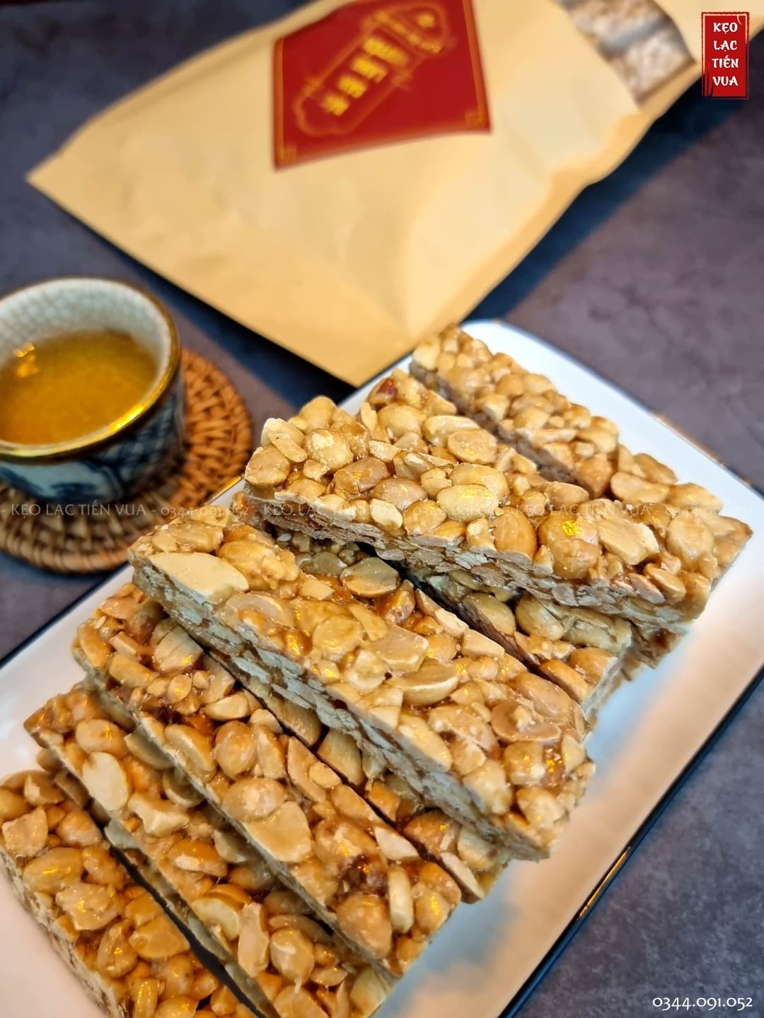 Kẹo lạc bên ấm trà — buổi sớm quê